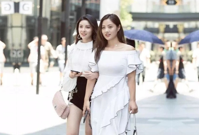 俩个小哥哥叫俩外围小骚妇玩4P