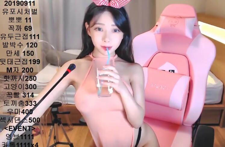 小巧可爱童颜美女主播性感情趣装大秀十分诱惑