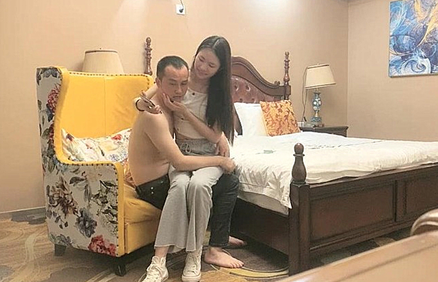 约操173CM长腿嫩模胯下跪舔很有冲击感女上骑乘很会扭动