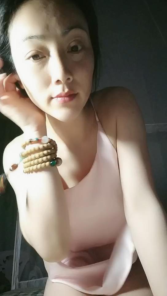 这年纪骚出水！自慰寂寞浪叫求插，勾魂眼神谁顶得住？