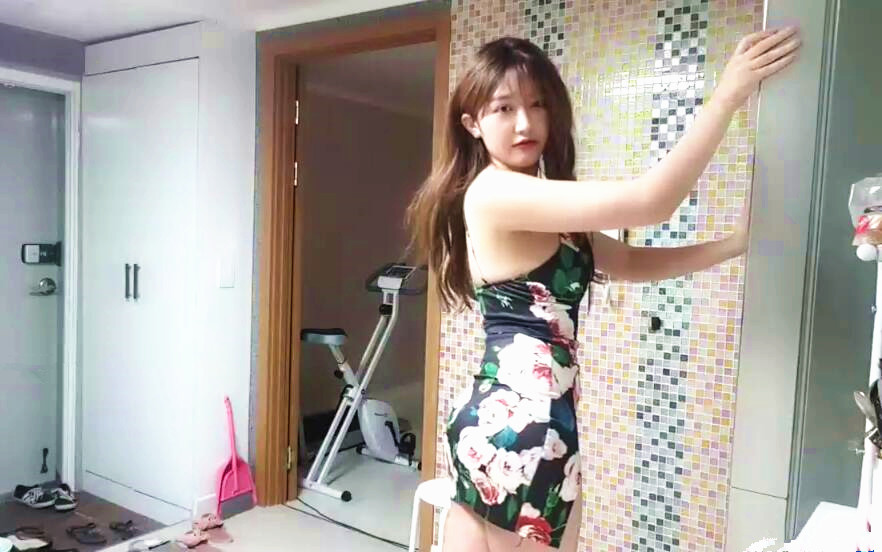 碎花吊带巨乳美女化妆跳舞盛宴诱惑双眼