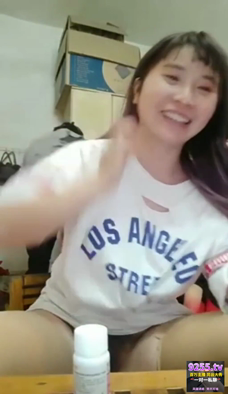 【国产馆】直播界比较牛的大神小甜甜上演家庭乱伦大战，要给表妹破处一家齐上