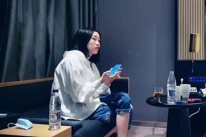 清纯的外表下隐藏着一颗淫荡的新里面穿着情趣内衣出来卖