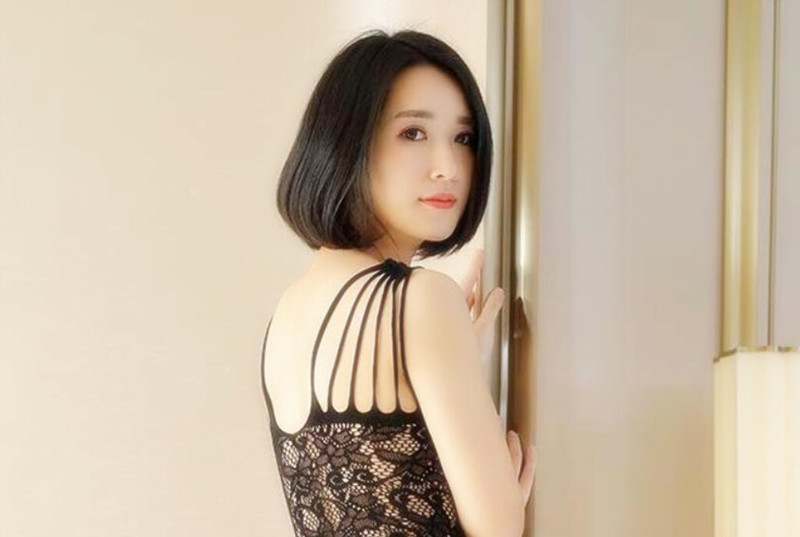 甜美小少妇夫妻啪啪连体网袜特写跳蛋自慰沙发骑乘猛操上下套弄自己动呻吟诱人