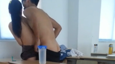 [学生情侣禁断实录] 放学后的教室偷欢 课桌震动自拍第1弹