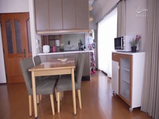 老公喜欢一边欣赏我被操的样子~一边打飞机