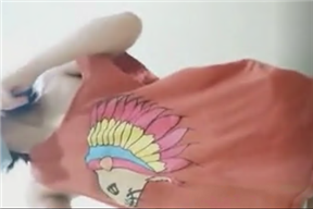 蘿莉美眉檸檬夜晚出擊勾搭兩個學生模樣小哥開房