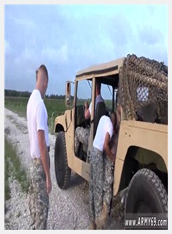 大肌肉军队同性恋男子屁股脸颊得到传播