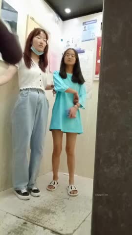 【全網首發】【稀缺精品】2021黑虎露出第6季共3期69部之第2期，黑虎街頭露出給美女看JB，純露出沒有塗鴉和頂 稀缺資源絕版收藏～高清原版~25