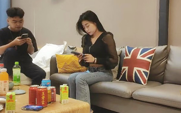 22岁兼职学生妹女仆装近景调情啪啪嫩乳直逼镜头