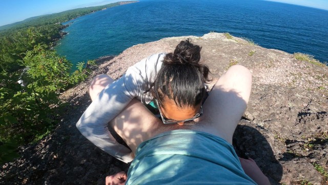 公共代理-可爱的业余青少年在海滩边的公园小径悬崖边做冒险的深喉POV 4K