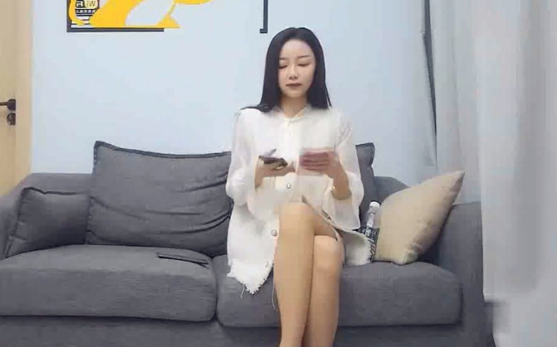 白色连衣裙高贵美妇