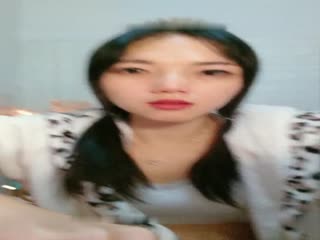 白皙美艳直播主自慰诱惑，轮流用跳蛋喂嫩穴