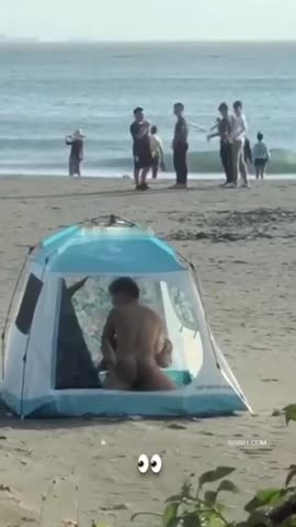 海边偷窥啪啪 兄弟你牛逼 人家来看海 你却来操逼 那得弄个全封闭的 那么多人还有小孩 拍者解说也过瘾~海边偷窥啪啪