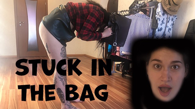 纹身的婴儿被困在袋子里，还有一个粗野的狗屁股丈夫