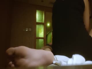 勾搭足浴店良家小少妇 架不住金钱诱惑 没想到要啪啪腋毛都没刮 漂亮温柔还带着骚 极品