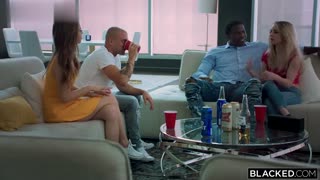 【欧美高清】身材苗条的娇小妹子背着男友刺激品尝大鸡巴猛力插入啪啪_122745751