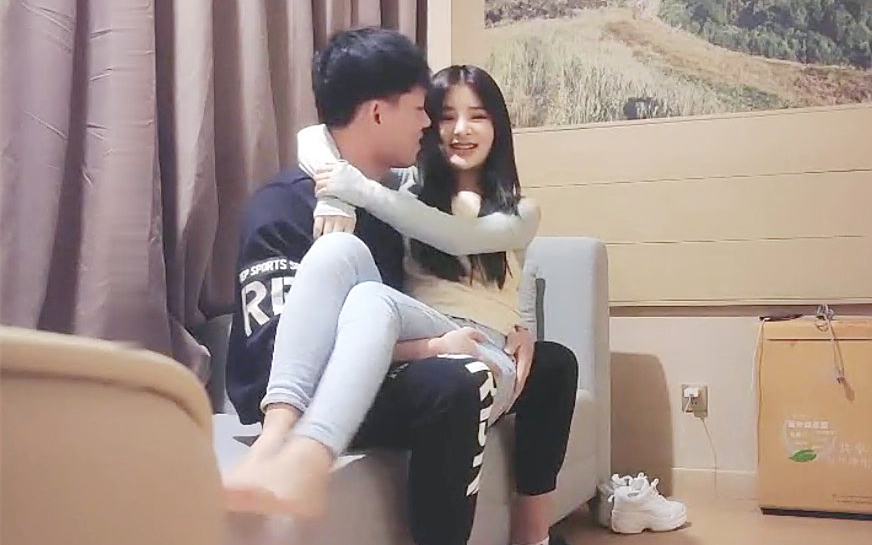 极品牛仔裤小洛莉身材玲珑有致温柔甜美一听要在沙发啪啪顿时怀疑被直播