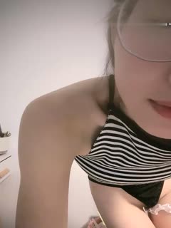 腰细美乳苗条身材眼镜萌妹自慰诱惑，性感丁字裤摆弄姿势掰穴