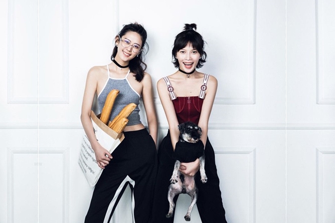 约两漂亮妹子一个房间一起玩4P