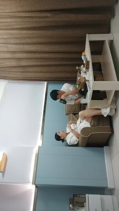 网聊诱惑：良家人妻穿白色西装御姐无毛，扶着大屁股激情后入