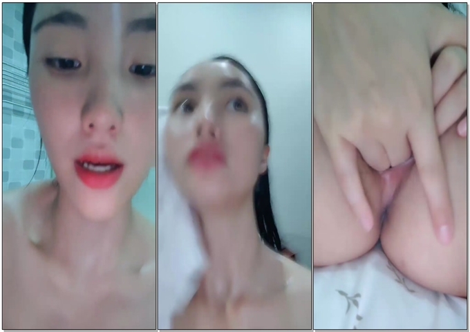 今日推荐长相文静贫乳大美女洗澡自慰，湿身诱惑翘屁股掰穴，洗完回房间特写手指扣逼，拿出假屌抽插