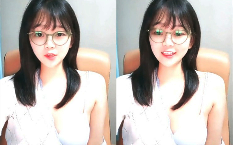 舞蹈生桃子美臀清纯眼镜萌妹热舞摆弄小腰枕头露粉穴手指扣弄