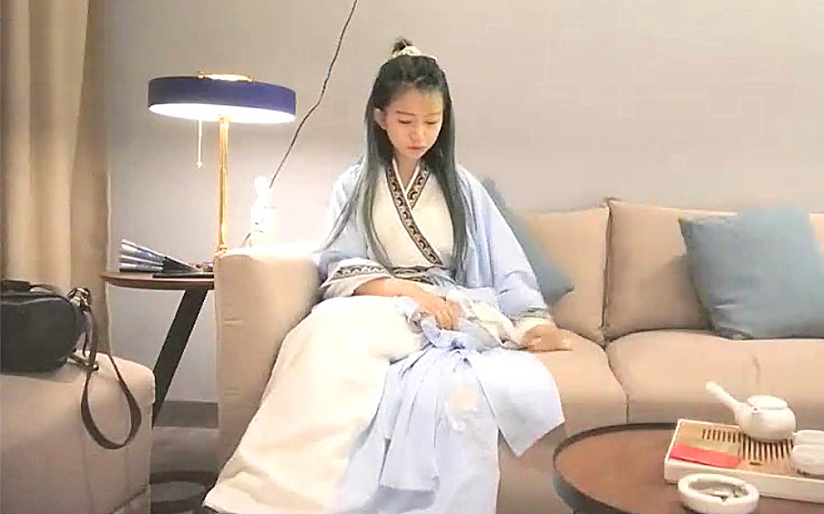 汉服妆性感小美女解开衣带里面竟是光着身体连内衣都没穿逼毛又少又短