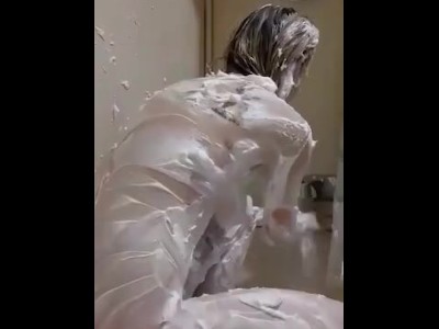 被遮盖然后在剃须膏里手淫