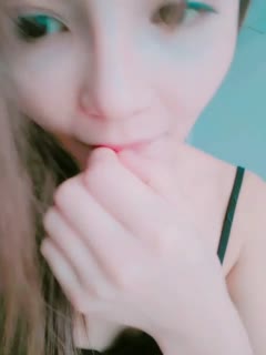 妹子餐厅吃饭露逼自拍