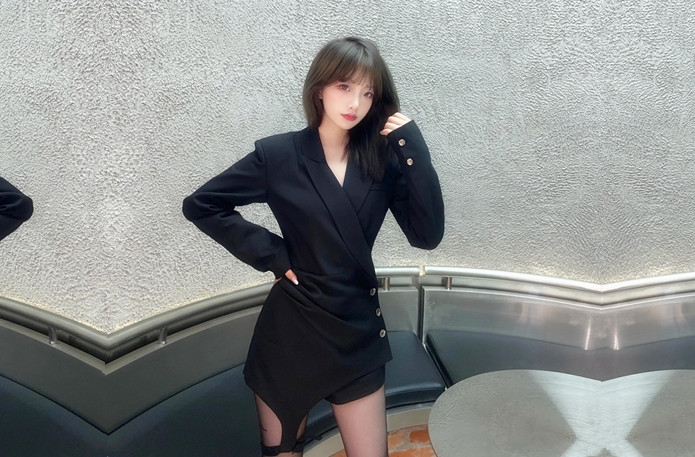 隔着内裤揉穴调情手指扣弄舔逼穿着高跟鞋特写正入第二炮穿上黑丝搞