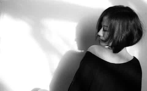 喜欢疯狂爱爱的短发人妻饥渴耐操换了好几个姿势激情无套爆操最后口暴裹射