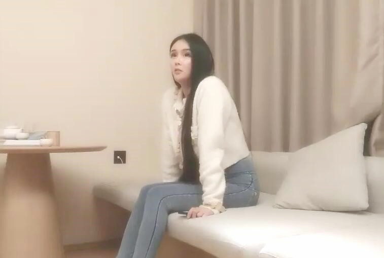 雀儿漫天飞约了个颜值不错苗条妹子沙发上扣逼口交大力猛操呻吟娇喘