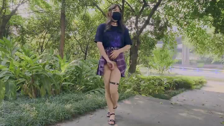 国产CD系列伪娘Luminia在公路旁树荫下的半裸女装飞机