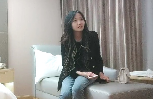 利利坚辛苦深夜激战高品质外围美女同款花臂纹身手伸进牛仔裤一顿操作操的妹子多瘫软了