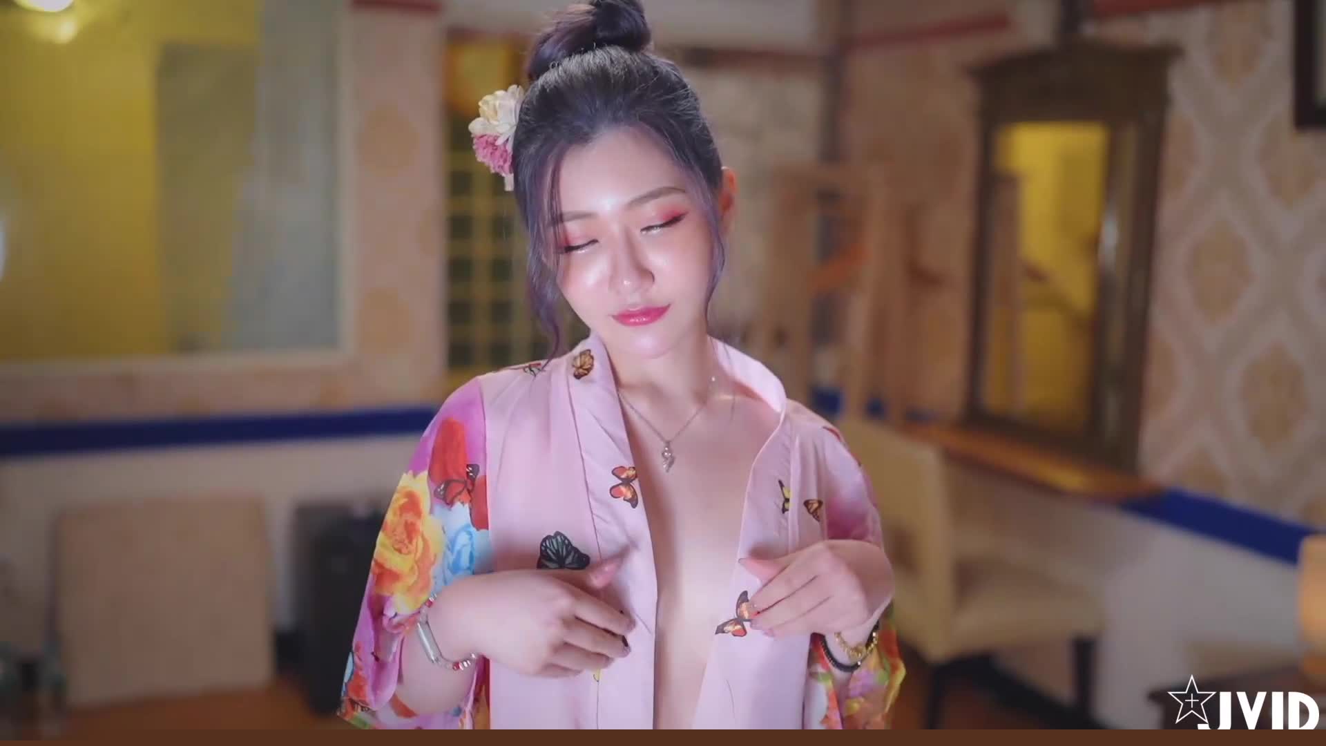 日系的風情櫻花妹裡面什麼都沒穿.