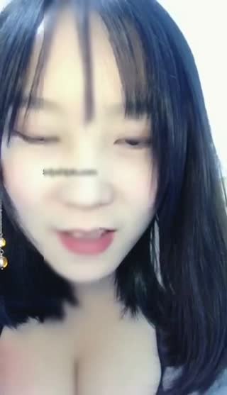 -zipai-第一次加入果聊界的极品良家豪乳美眉 有网友为加V决定等老爸睡了偷钱刷礼物