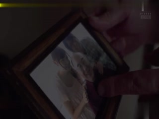 背德的契约 少妻家庭内调教 某天买完东西回家的美春 看到公公正拿着她的内裤在自慰 结城乃乃