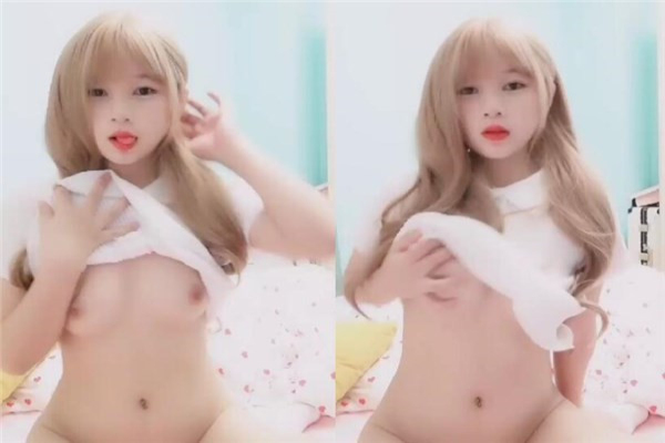 长相清纯金发卡伊萝莉萌妹自慰诱惑逼逼无毛粉嫩不穿内裤掰穴震动棒摩擦抽插近距离特写棒子进进出出