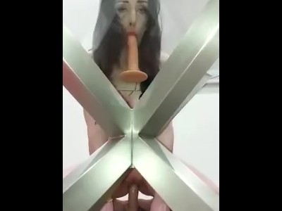 用假阳具分开烤…一个放在玻璃桌上，一个放在地板上…