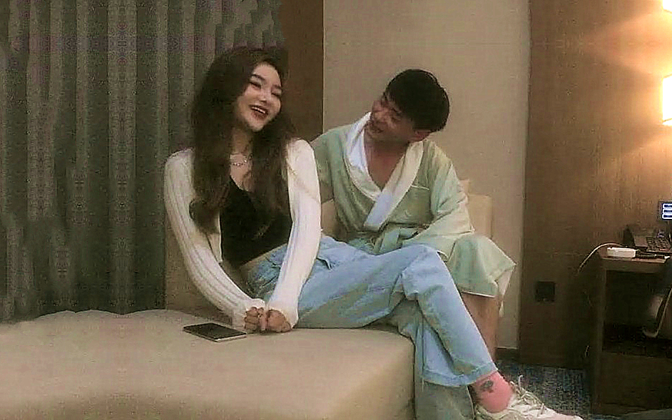 调情撩了半个小时妹子开始还反抗小哥看出她只是假装其实也想要