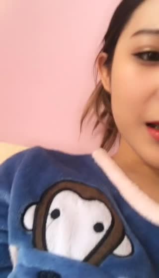 -ziwei-手机直播胸不大的苗条美女主播全裸特写扣逼自慰再浴室洗澡秀不要错过