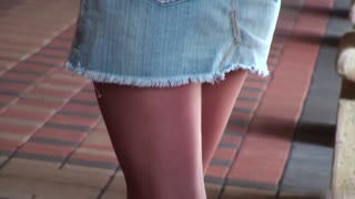 “有才华金发女郎游乐设施一个大公鸡