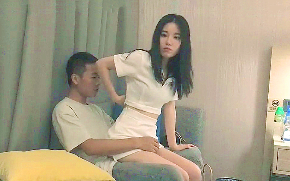 艺校可爱漂亮的小美女酒店和网友私会害羞腼腆用被子紧紧盖住抱起来干逼搞爽后全程配合