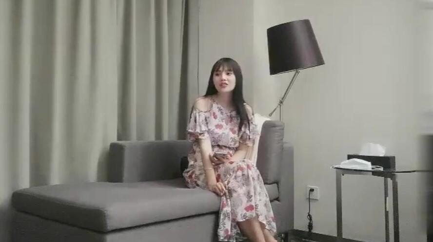 小伙社交刚认识的清纯妹子直接约出来宾馆开房打炮各种姿势尽情展示十分诱惑