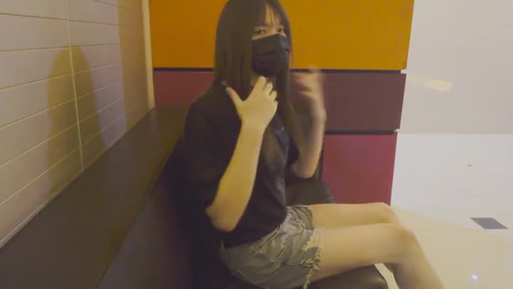 国产CD系列伪娘Luminia穿超短裤在一楼大厅露出自慰 玩到一半性起把衣服都脱光 new