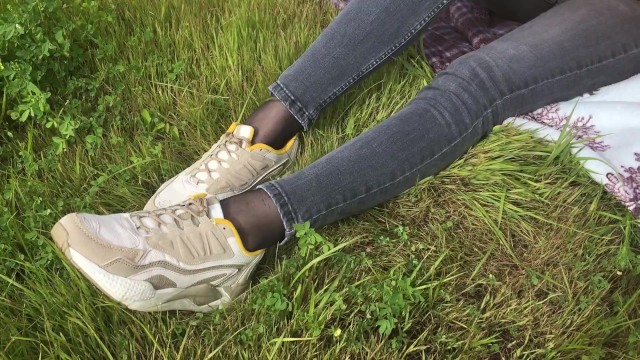 在公园里穿着黑色紧身衣