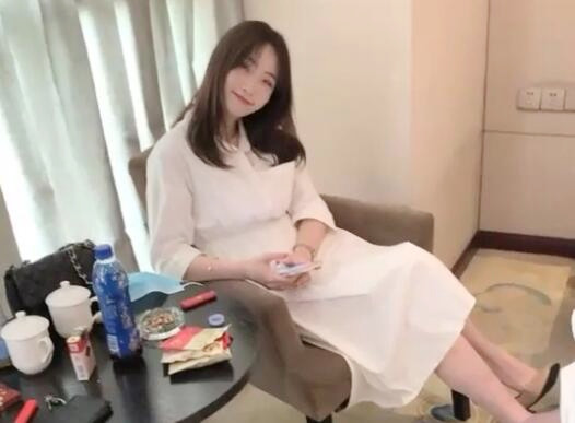 火辣身材甜美D罩杯妹子酒店3P轮流啪啪退下内裤翘起大屁股口交猛操搞完摄影小哥继续干再自慰