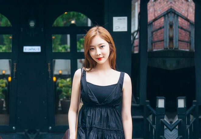 妖艳的卡哇伊女神身材很匀称笔直的美腿