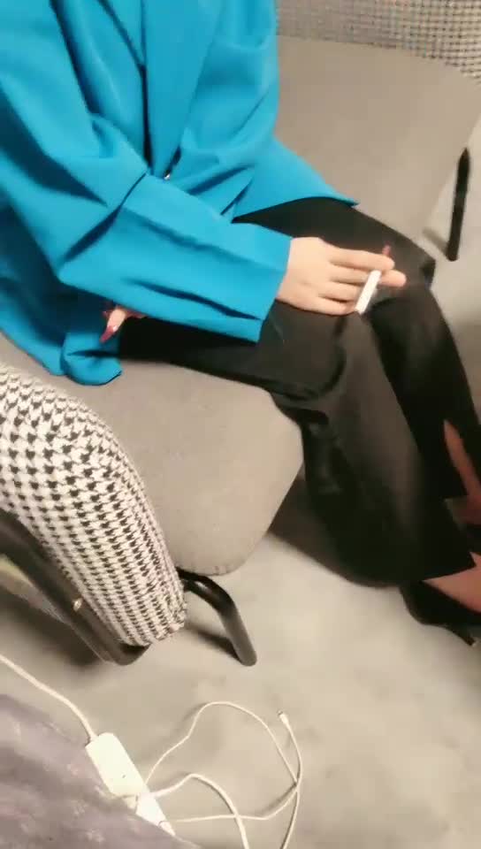 剧情演绎五一放假约了个蓝色西装妹子，给1000块啪啪拉开衣服摸奶子，舔屌口交翘起屁股扣弄，第一视角后入猛操